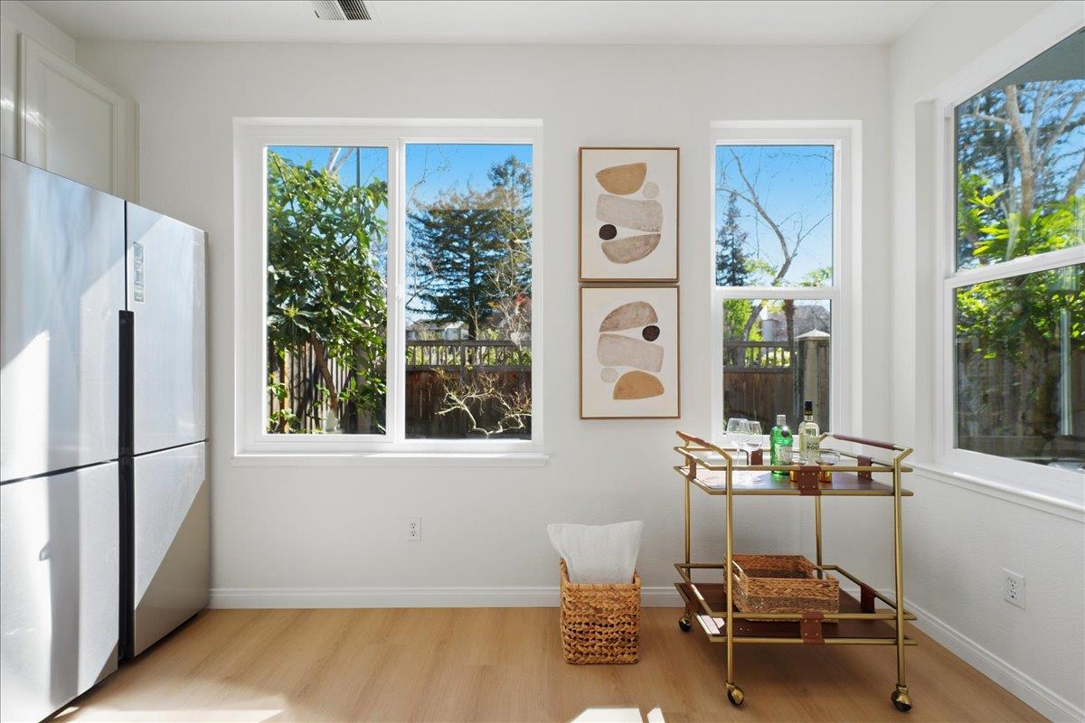 Detail Gallery Image 8 of 31 For 131 Concord Cir, Mountain View,  CA 94040 - 3 Beds | 2/1 Baths