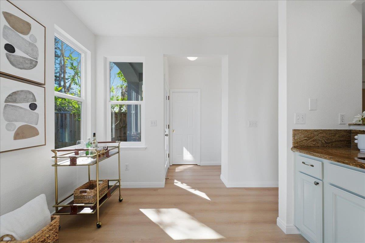 Detail Gallery Image 9 of 31 For 131 Concord Cir, Mountain View,  CA 94040 - 3 Beds | 2/1 Baths