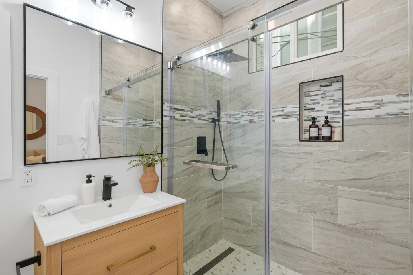 Detail Gallery Image 6 of 8 For 1319 Lyon St, San Francisco,  CA 94115 - 4 Beds | 3 Baths