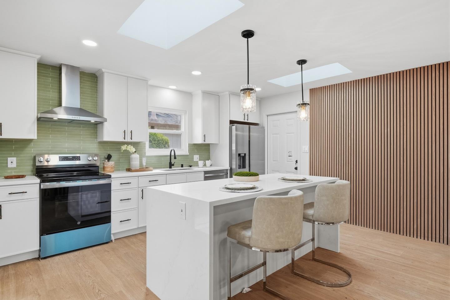 Detail Gallery Image 10 of 35 For 774 San Lucas Ave, Mountain View,  CA 94043 - 4 Beds | 2 Baths