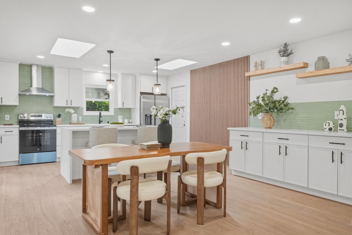 Detail Gallery Image 9 of 35 For 774 San Lucas Ave, Mountain View,  CA 94043 - 4 Beds | 2 Baths