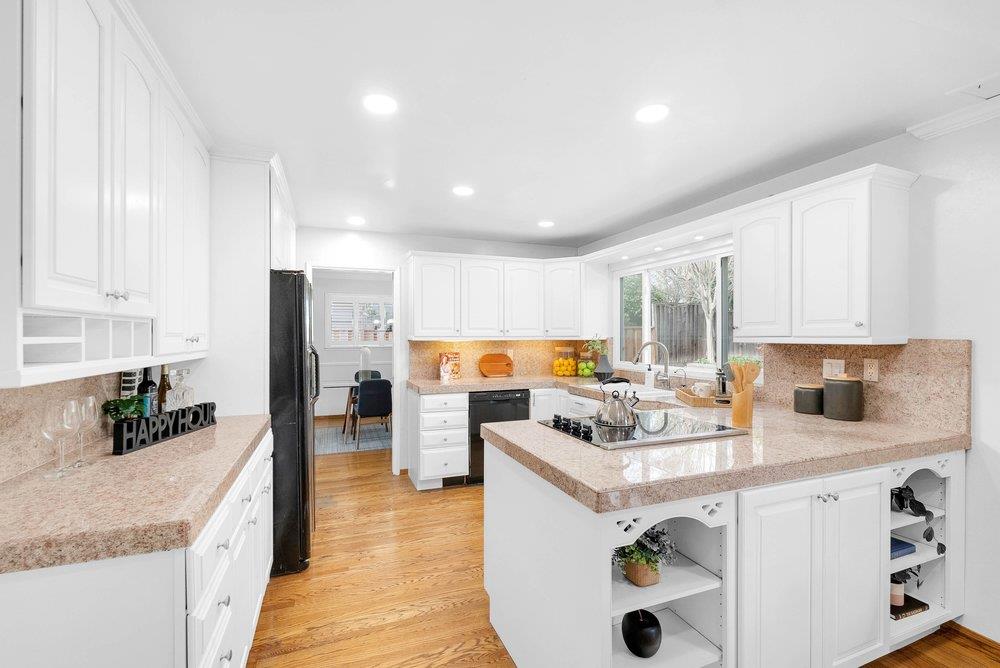 Detail Gallery Image 9 of 37 For 1763 Frobisher Way, San Jose,  CA 95124 - 4 Beds | 2/1 Baths