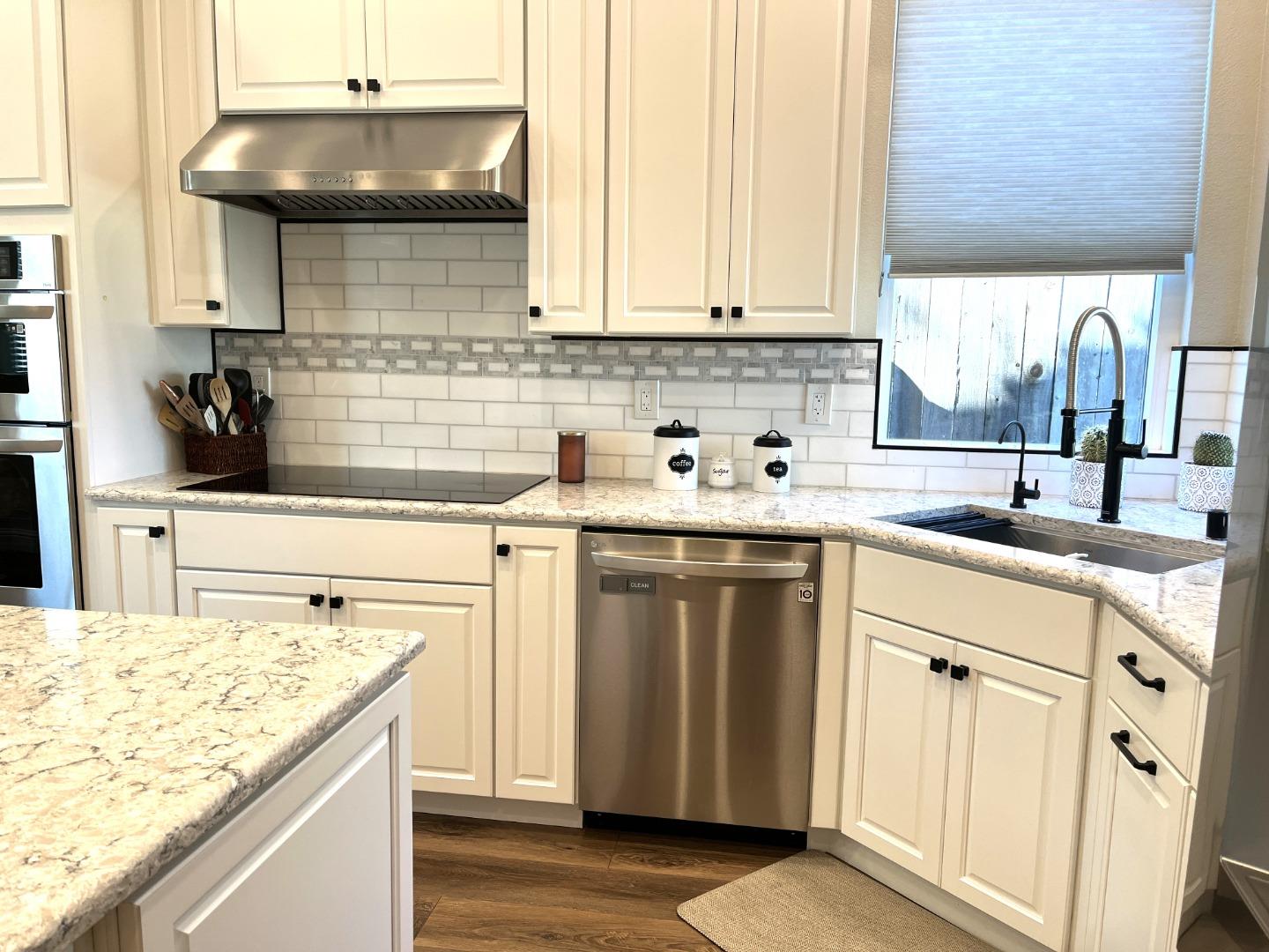 Detail Gallery Image 3 of 24 For 462 Chablis Way, Manteca,  CA 95337 - 3 Beds | 2 Baths