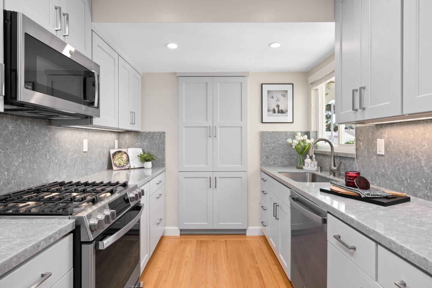 Detail Gallery Image 11 of 28 For 2560 Evergreen Dr, San Bruno,  CA 94066 - 3 Beds | 2 Baths