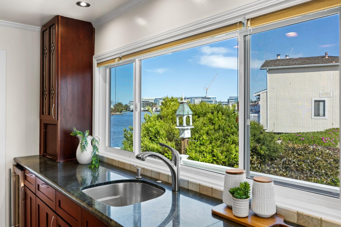 Detail Gallery Image 8 of 24 For 1457 Shoal Dr, San Mateo,  CA 94404 - 2 Beds | 2 Baths