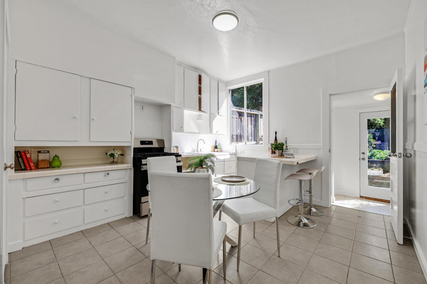 Detail Gallery Image 5 of 23 For 569 Winchester St, Daly City,  CA 94014 - 3 Beds | 1 Baths