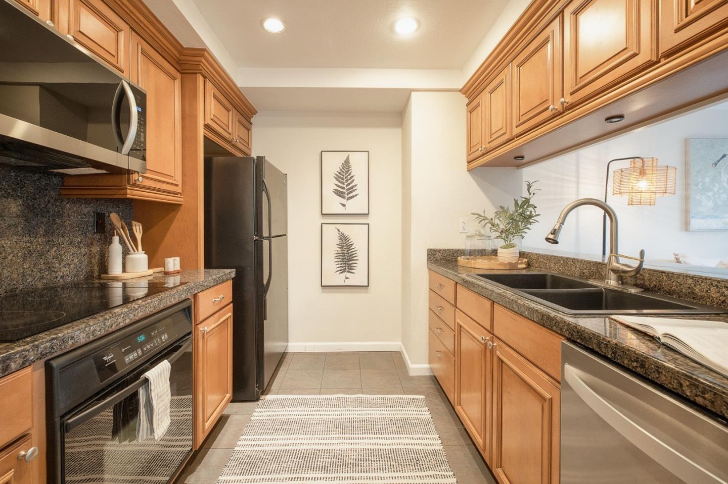 Detail Gallery Image 10 of 27 For 504 Ocean Ave #4,  Monterey,  CA 93940 - 2 Beds | 1/1 Baths