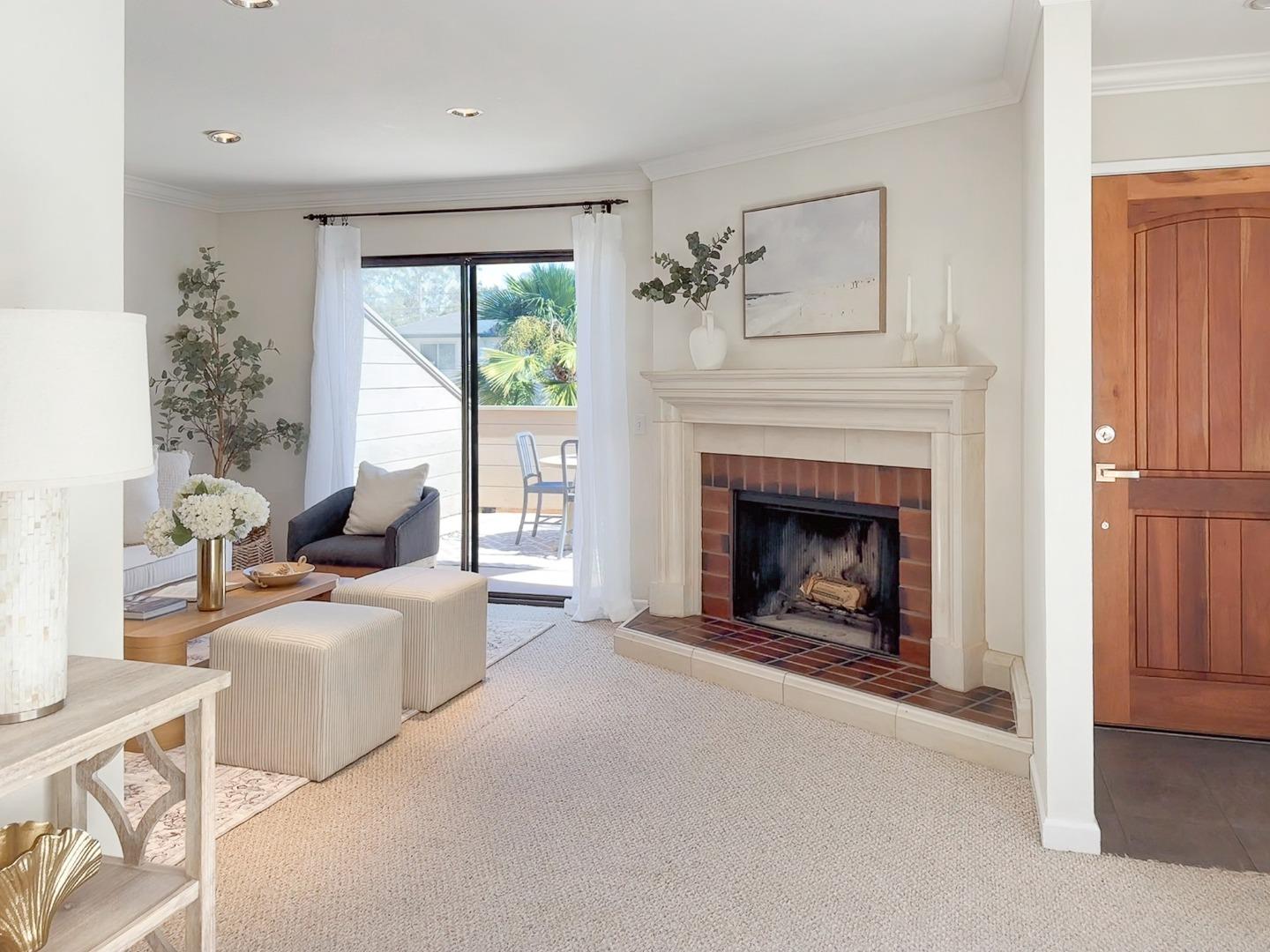 Detail Gallery Image 3 of 27 For 504 Ocean Ave #4,  Monterey,  CA 93940 - 2 Beds | 1/1 Baths