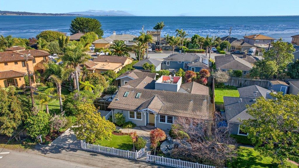 Detail Gallery Image 4 of 57 For 4380 Court Dr, Santa Cruz,  CA 95062 - 3 Beds | 2 Baths