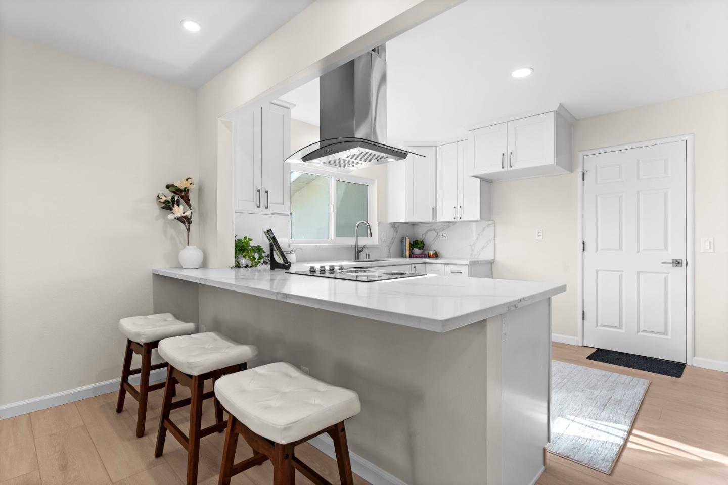 Detail Gallery Image 10 of 36 For 1118 Revere Dr, Sunnyvale,  CA 94087 - 4 Beds | 2 Baths