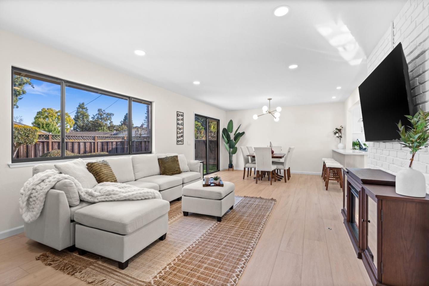 Detail Gallery Image 14 of 36 For 1118 Revere Dr, Sunnyvale,  CA 94087 - 4 Beds | 2 Baths