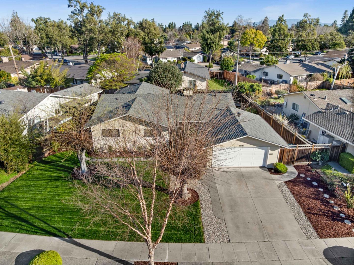 Detail Gallery Image 4 of 36 For 1118 Revere Dr, Sunnyvale,  CA 94087 - 4 Beds | 2 Baths