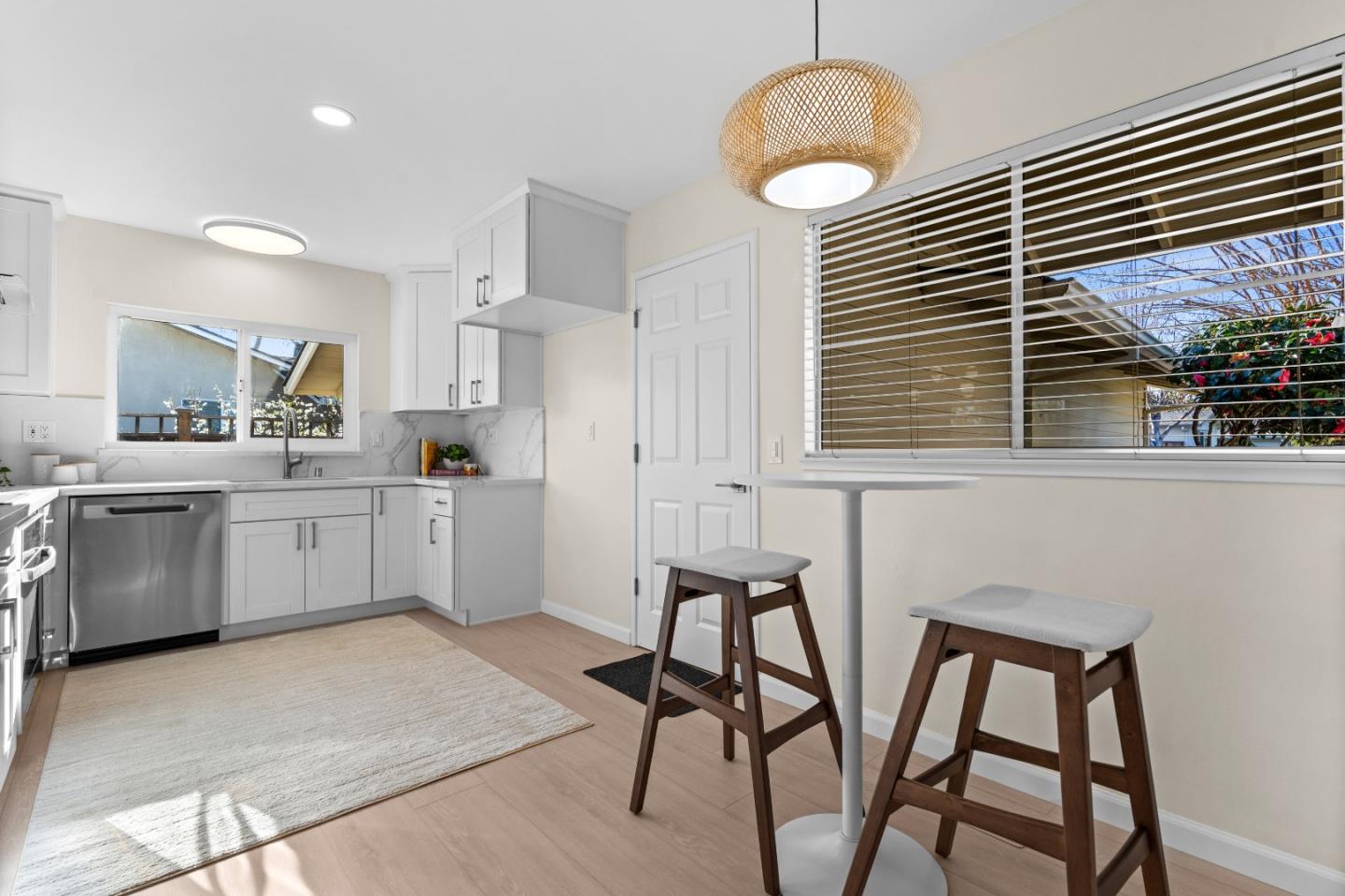 Detail Gallery Image 8 of 36 For 1118 Revere Dr, Sunnyvale,  CA 94087 - 4 Beds | 2 Baths