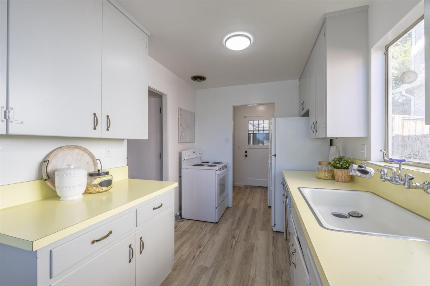 Detail Gallery Image 8 of 24 For 1196 Foothill St, Redwood City,  CA 94061 - 3 Beds | 1/1 Baths