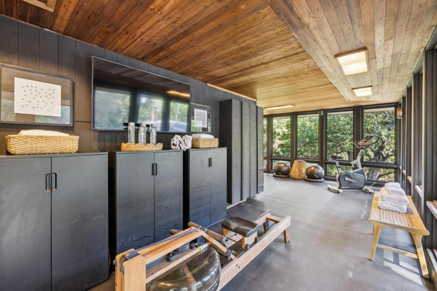 Detail Gallery Image 19 of 48 For 80 Skywood Way, Woodside,  CA 94062 - 4 Beds | 2/1 Baths