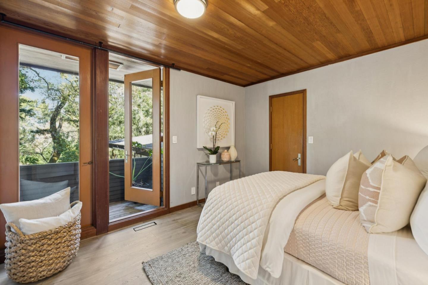 Detail Gallery Image 23 of 48 For 80 Skywood Way, Woodside,  CA 94062 - 4 Beds | 2/1 Baths