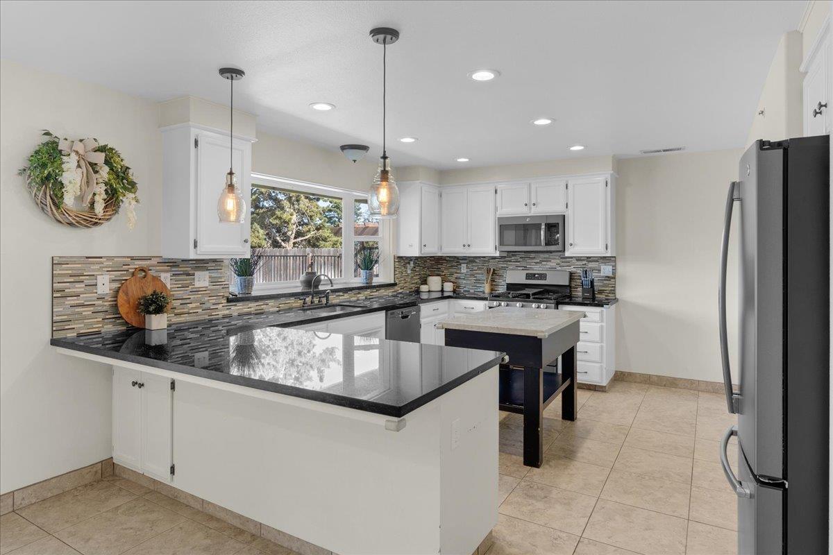 Detail Gallery Image 12 of 40 For 18595 Ranchito Del Rio Dr, Salinas,  CA 93908 - 3 Beds | 2 Baths