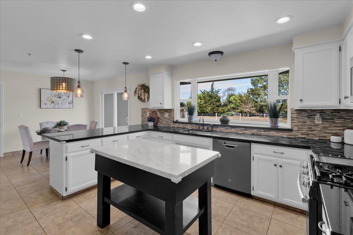 Detail Gallery Image 13 of 40 For 18595 Ranchito Del Rio Dr, Salinas,  CA 93908 - 3 Beds | 2 Baths