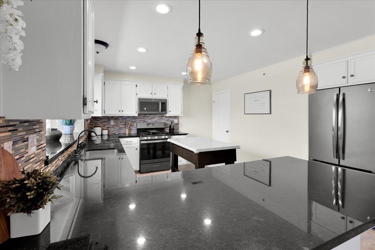 Detail Gallery Image 15 of 40 For 18595 Ranchito Del Rio Dr, Salinas,  CA 93908 - 3 Beds | 2 Baths