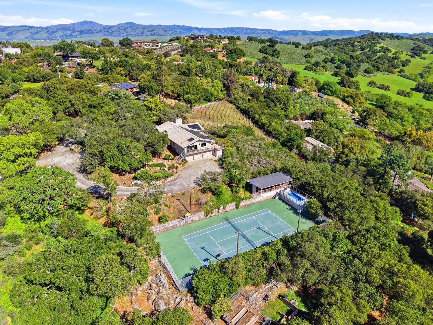 Detail Gallery Image 4 of 102 For 20768 Scenic Vista Dr, San Jose,  CA 95120 - 5 Beds | 3/1 Baths