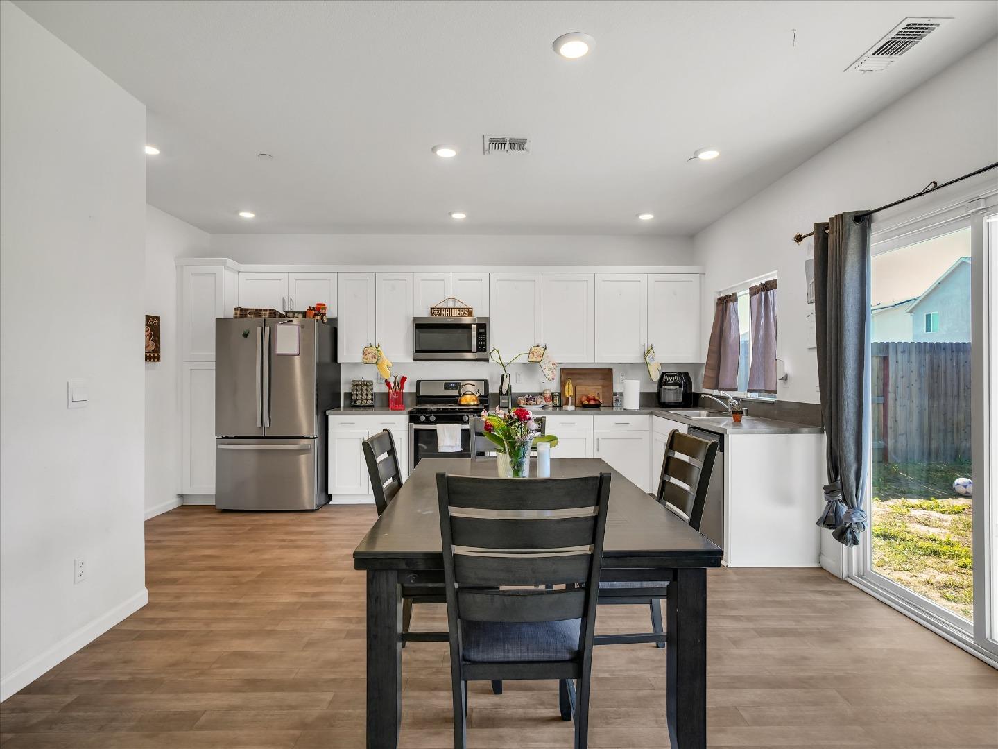 Detail Gallery Image 12 of 53 For 1415 Crimson Ln, Manteca,  CA 95336 - 4 Beds | 2/1 Baths