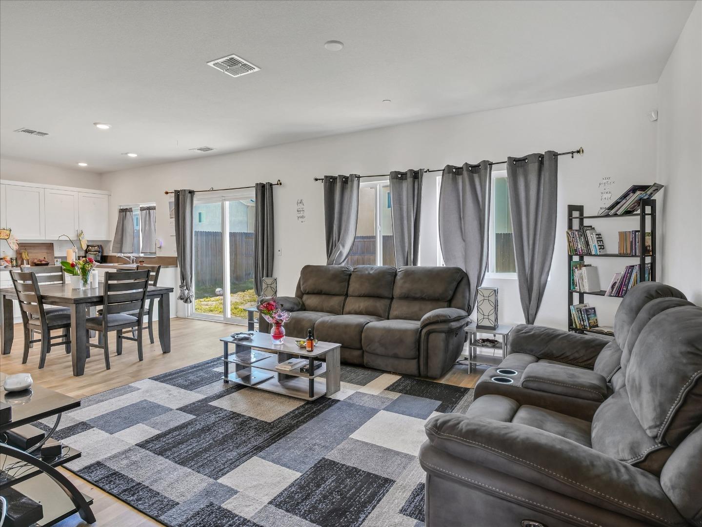 Detail Gallery Image 13 of 53 For 1415 Crimson Ln, Manteca,  CA 95336 - 4 Beds | 2/1 Baths