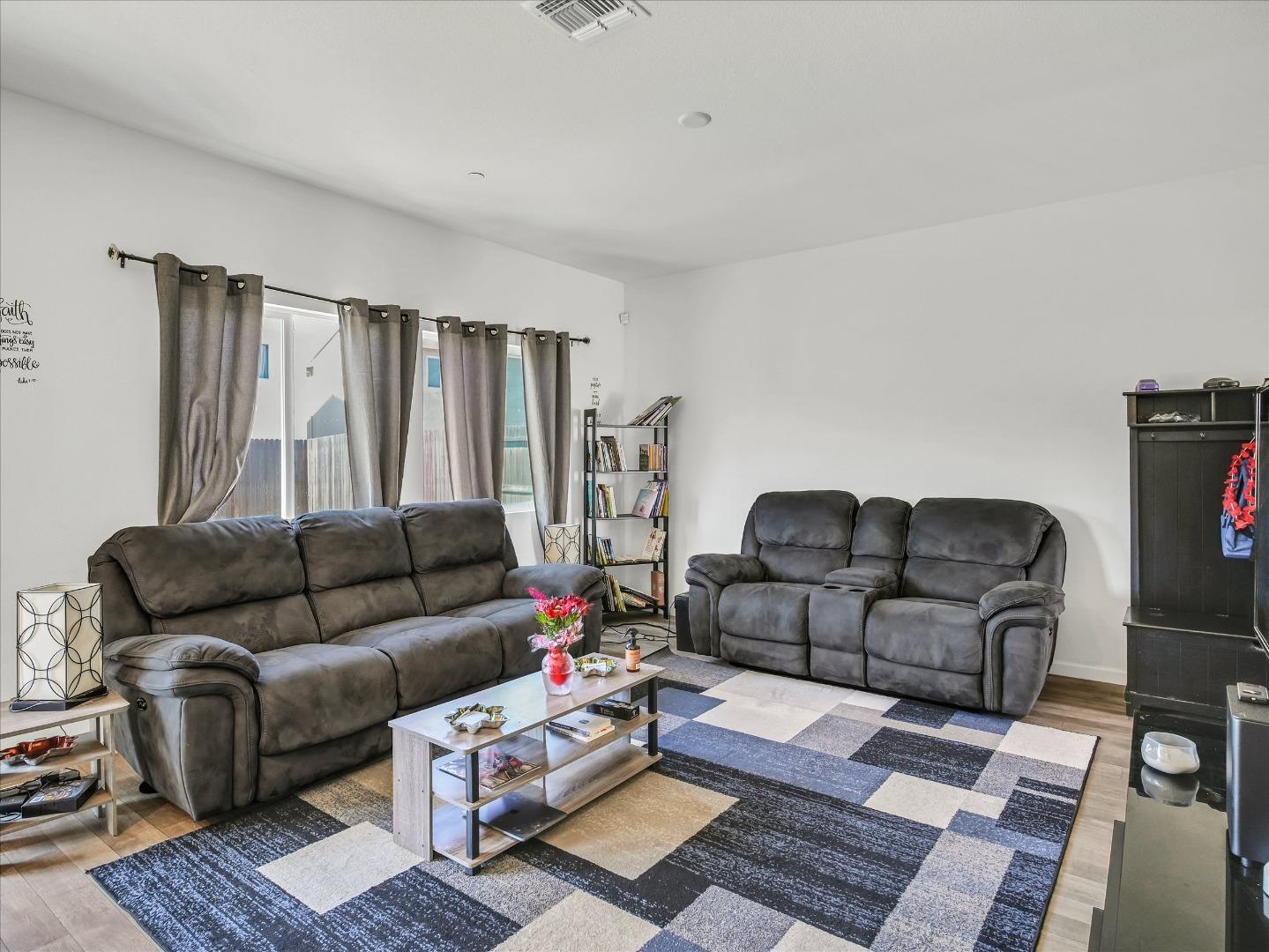 Detail Gallery Image 14 of 53 For 1415 Crimson Ln, Manteca,  CA 95336 - 4 Beds | 2/1 Baths