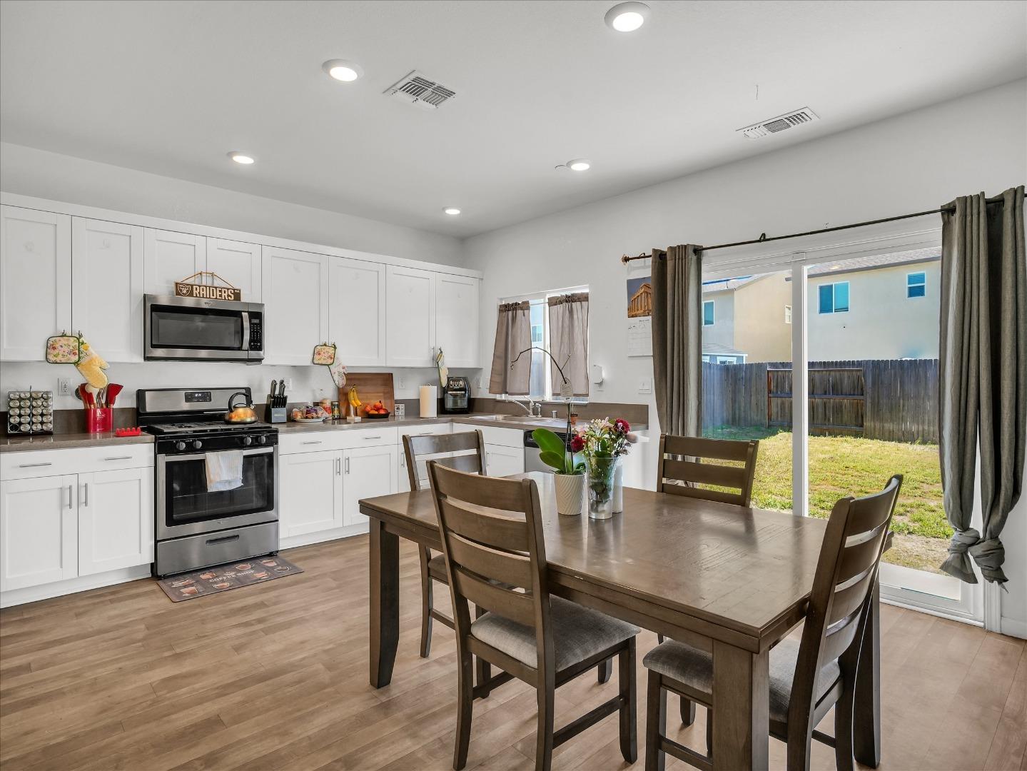 Detail Gallery Image 15 of 53 For 1415 Crimson Ln, Manteca,  CA 95336 - 4 Beds | 2/1 Baths