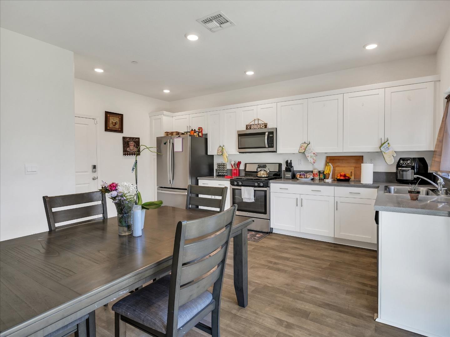 Detail Gallery Image 16 of 53 For 1415 Crimson Ln, Manteca,  CA 95336 - 4 Beds | 2/1 Baths