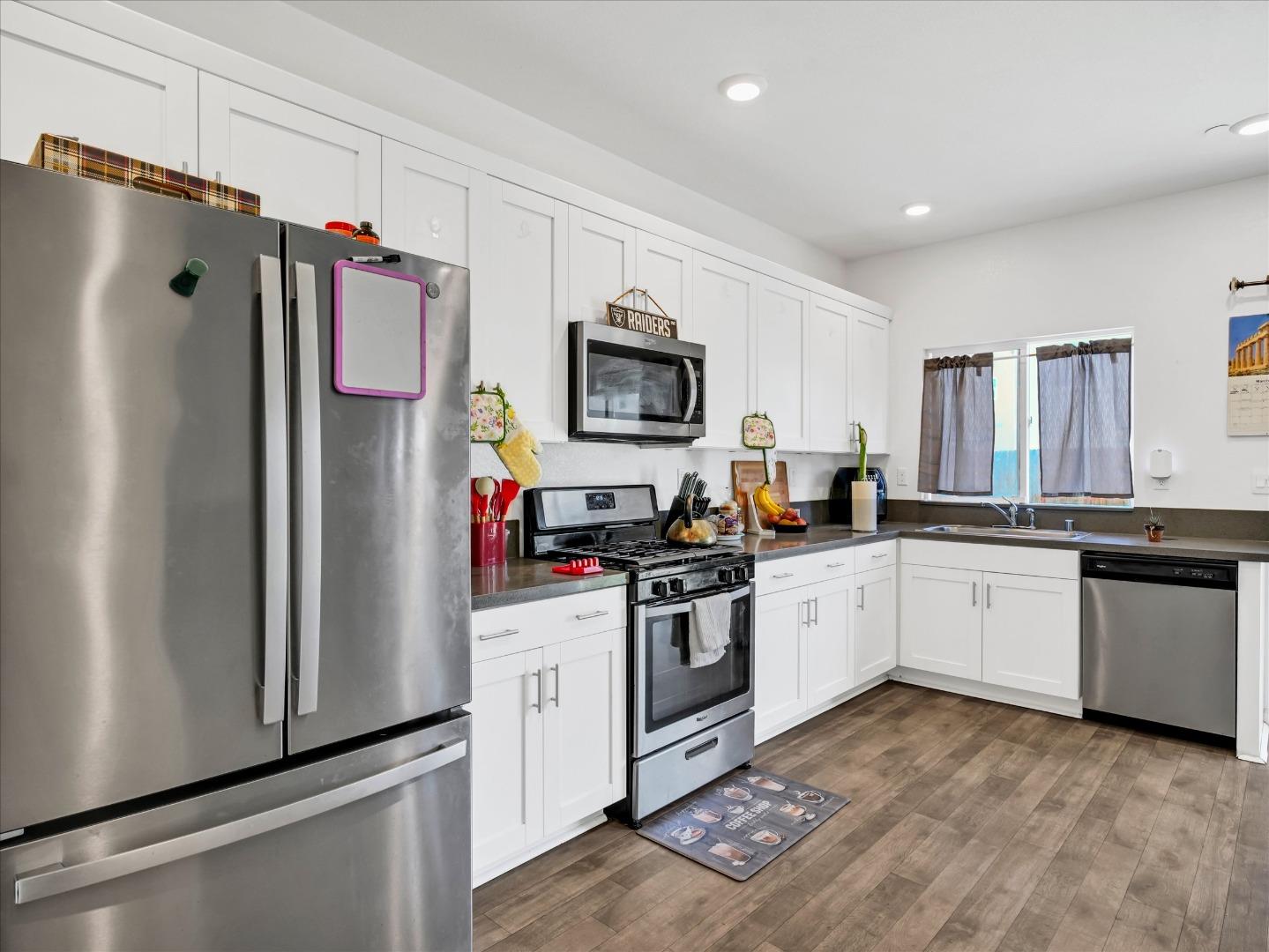 Detail Gallery Image 17 of 53 For 1415 Crimson Ln, Manteca,  CA 95336 - 4 Beds | 2/1 Baths