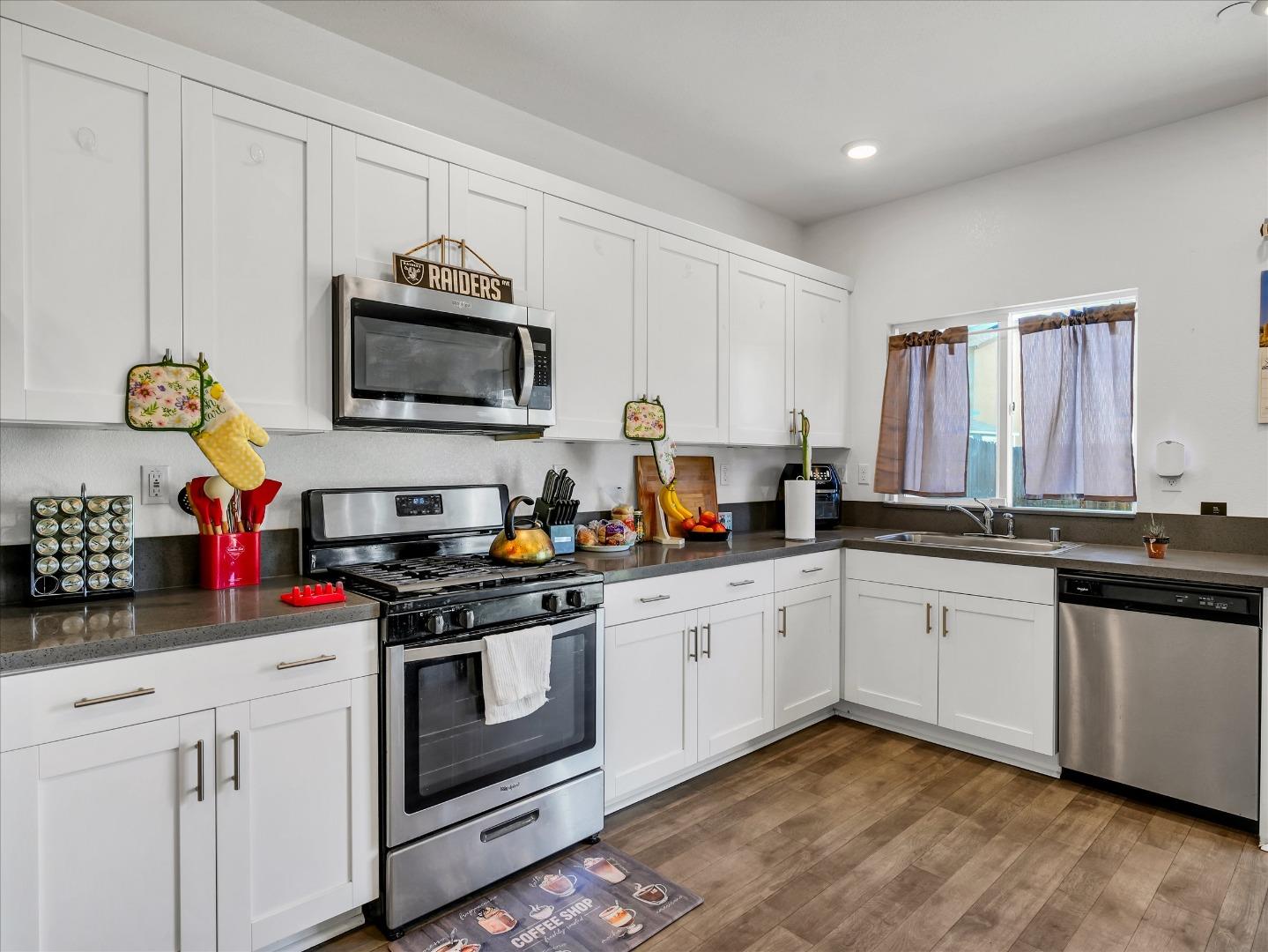 Detail Gallery Image 18 of 53 For 1415 Crimson Ln, Manteca,  CA 95336 - 4 Beds | 2/1 Baths