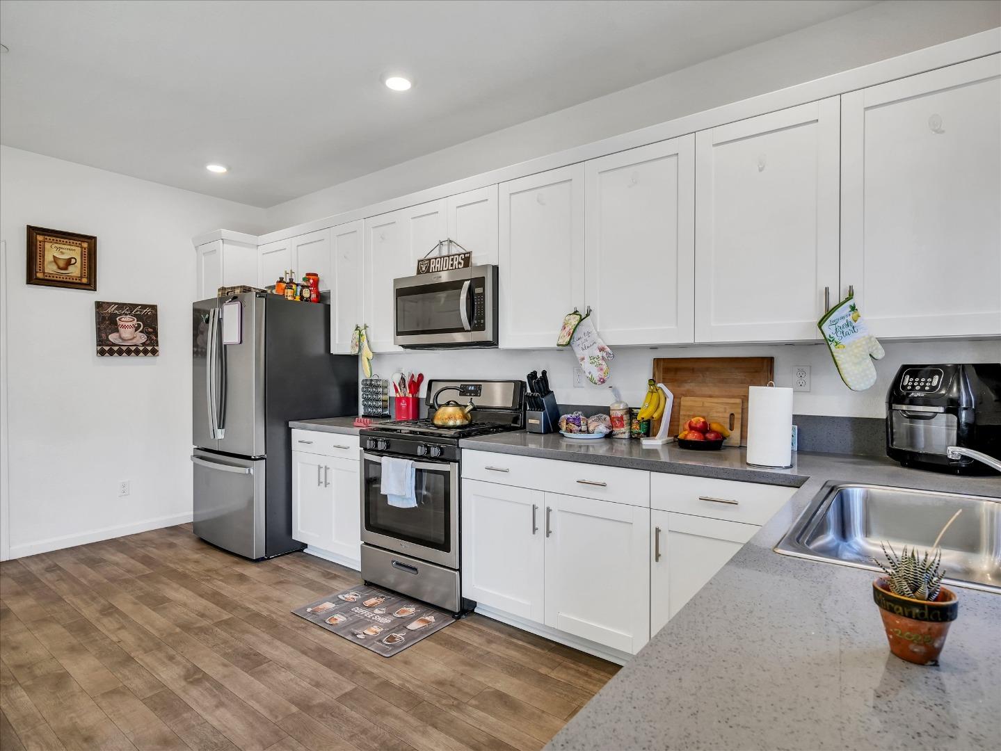 Detail Gallery Image 20 of 53 For 1415 Crimson Ln, Manteca,  CA 95336 - 4 Beds | 2/1 Baths