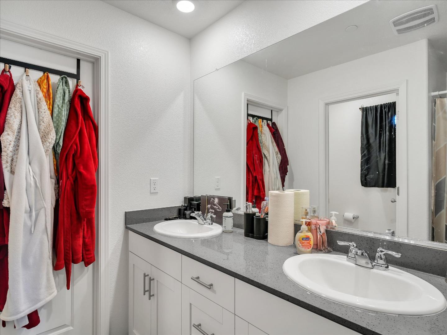 Detail Gallery Image 28 of 53 For 1415 Crimson Ln, Manteca,  CA 95336 - 4 Beds | 2/1 Baths