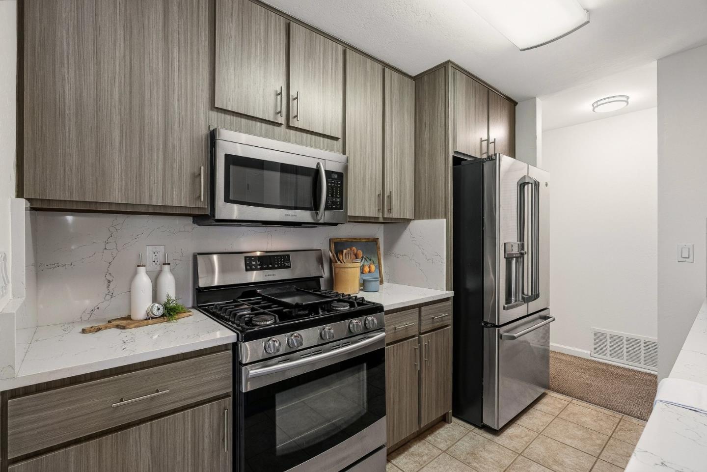 Detail Gallery Image 10 of 34 For 1100 Glacier Ave, Pacifica,  CA 94044 - 3 Beds | 2/1 Baths