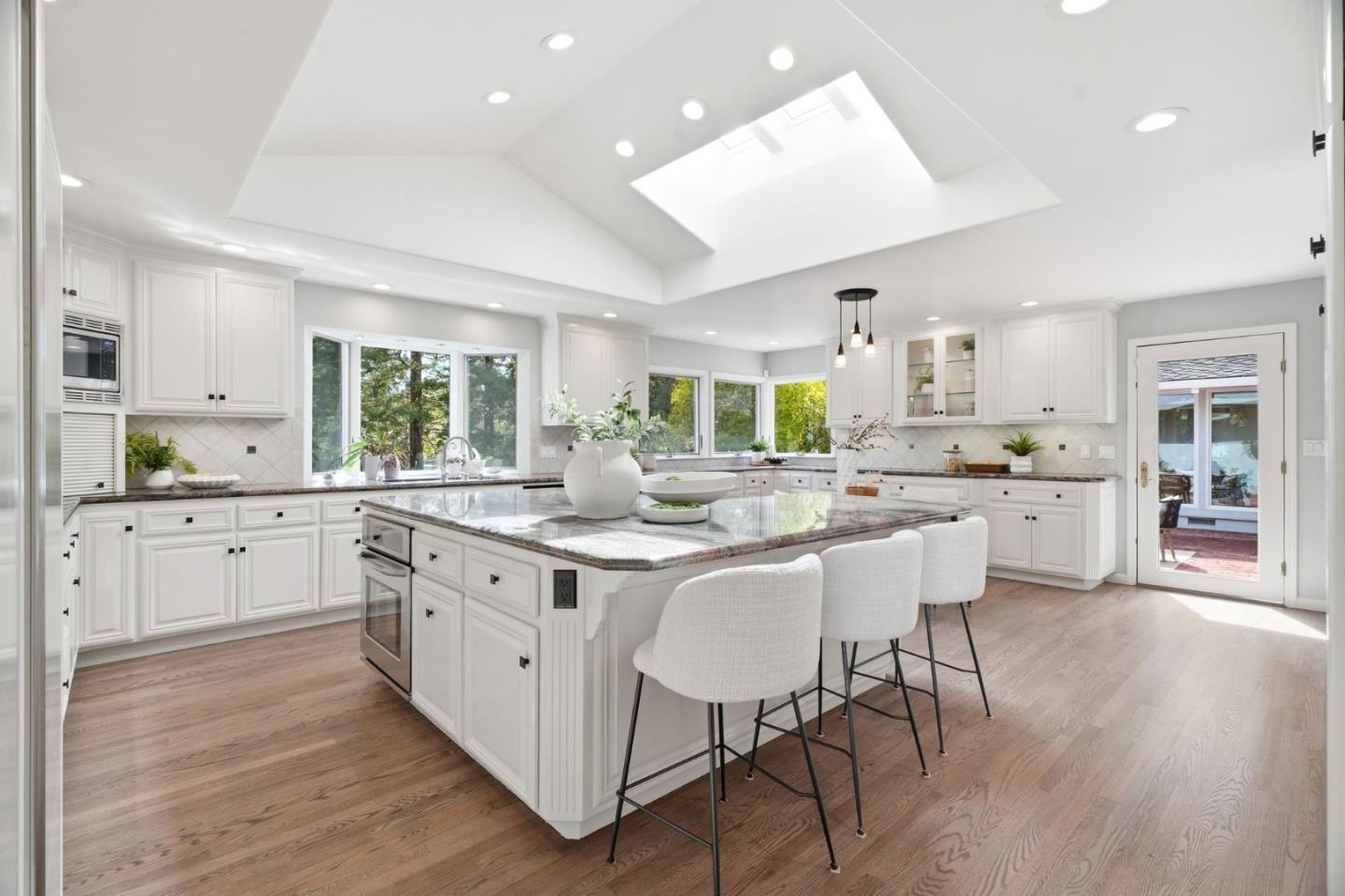 Detail Gallery Image 10 of 33 For 13525 Surrey Ln, Saratoga,  CA 95070 - 5 Beds | 4 Baths