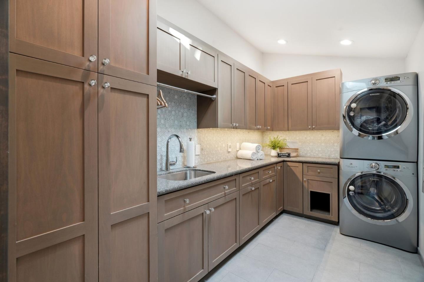 Detail Gallery Image 24 of 33 For 13525 Surrey Ln, Saratoga,  CA 95070 - 5 Beds | 4 Baths