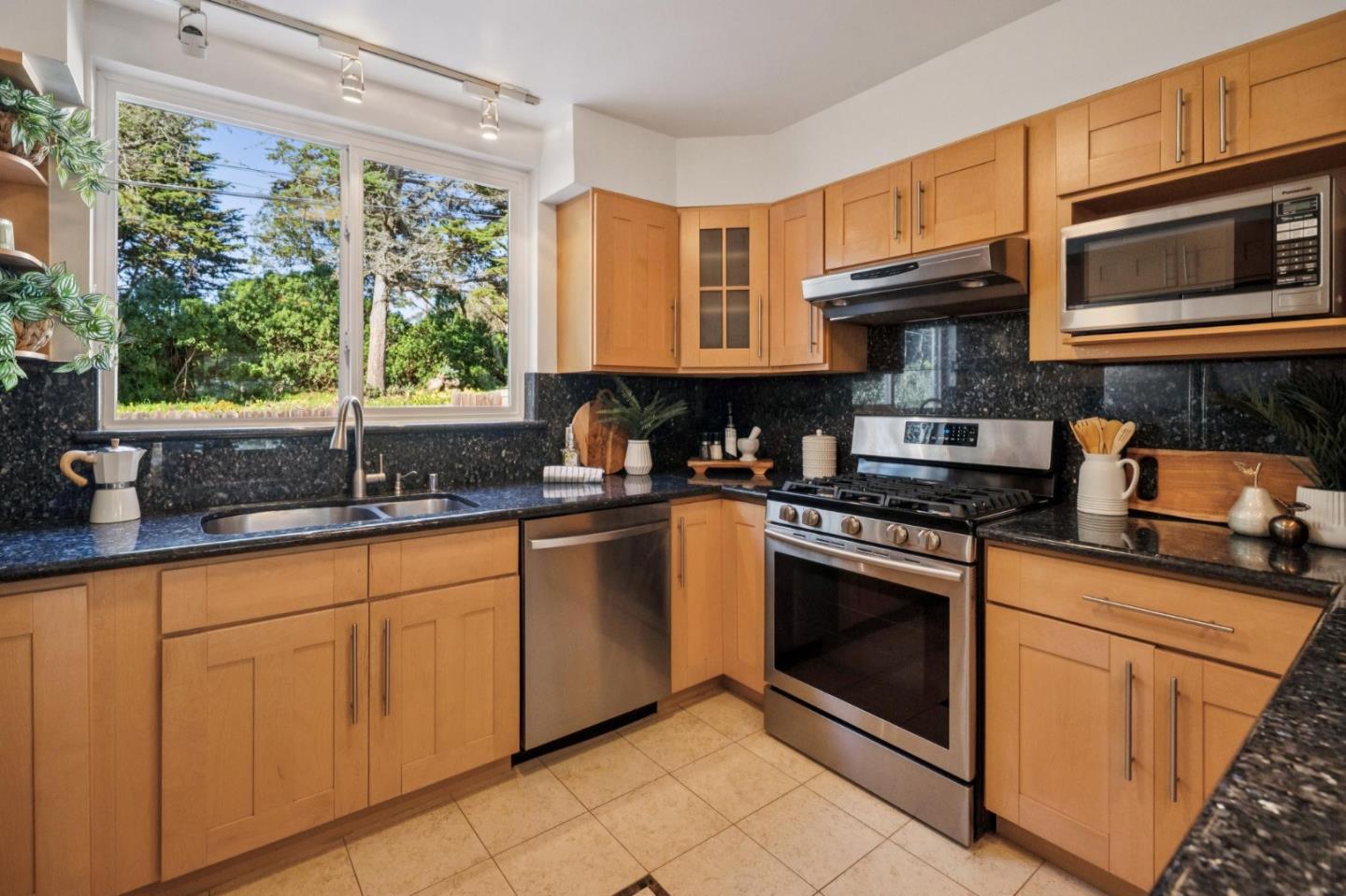 Detail Gallery Image 13 of 47 For 38 Wilshire Ave, Daly City,  CA 94015 - 3 Beds | 3 Baths