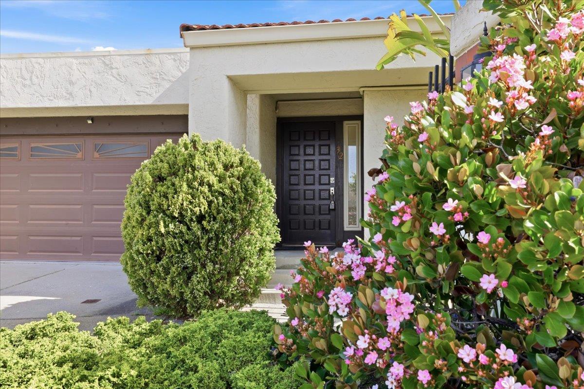 Detail Gallery Image 4 of 72 For 32 Lido Cir, Redwood City,  CA 94065 - 2 Beds | 2 Baths