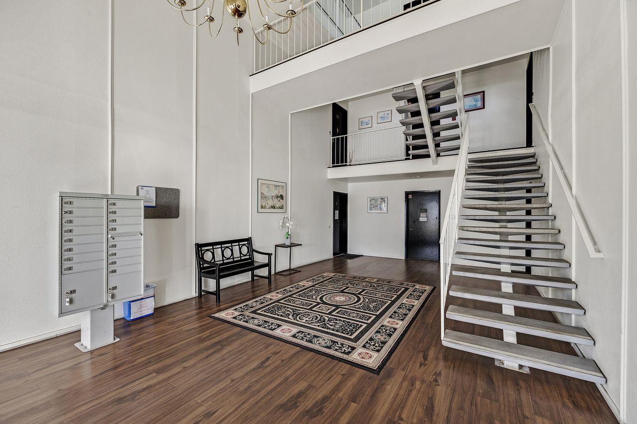 Detail Gallery Image 12 of 61 For 1945 Mount Vernon Ct #3,  Mountain View,  CA 94040 - 2 Beds | 2 Baths