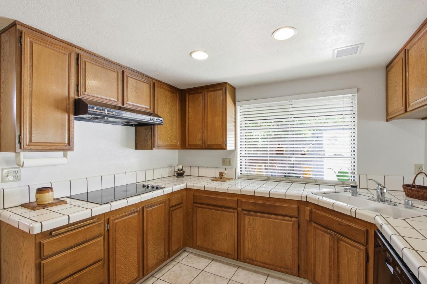 Detail Gallery Image 15 of 47 For 2836 Broken Oak Ct, San Jose,  CA 95148 - 4 Beds | 2 Baths