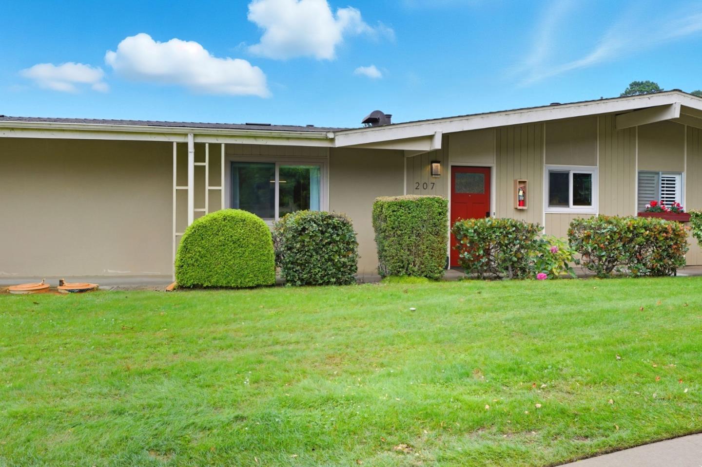 Detail Gallery Image 4 of 32 For 207 Hacienda Carmel, Carmel,  CA 93923 - 2 Beds | 2 Baths