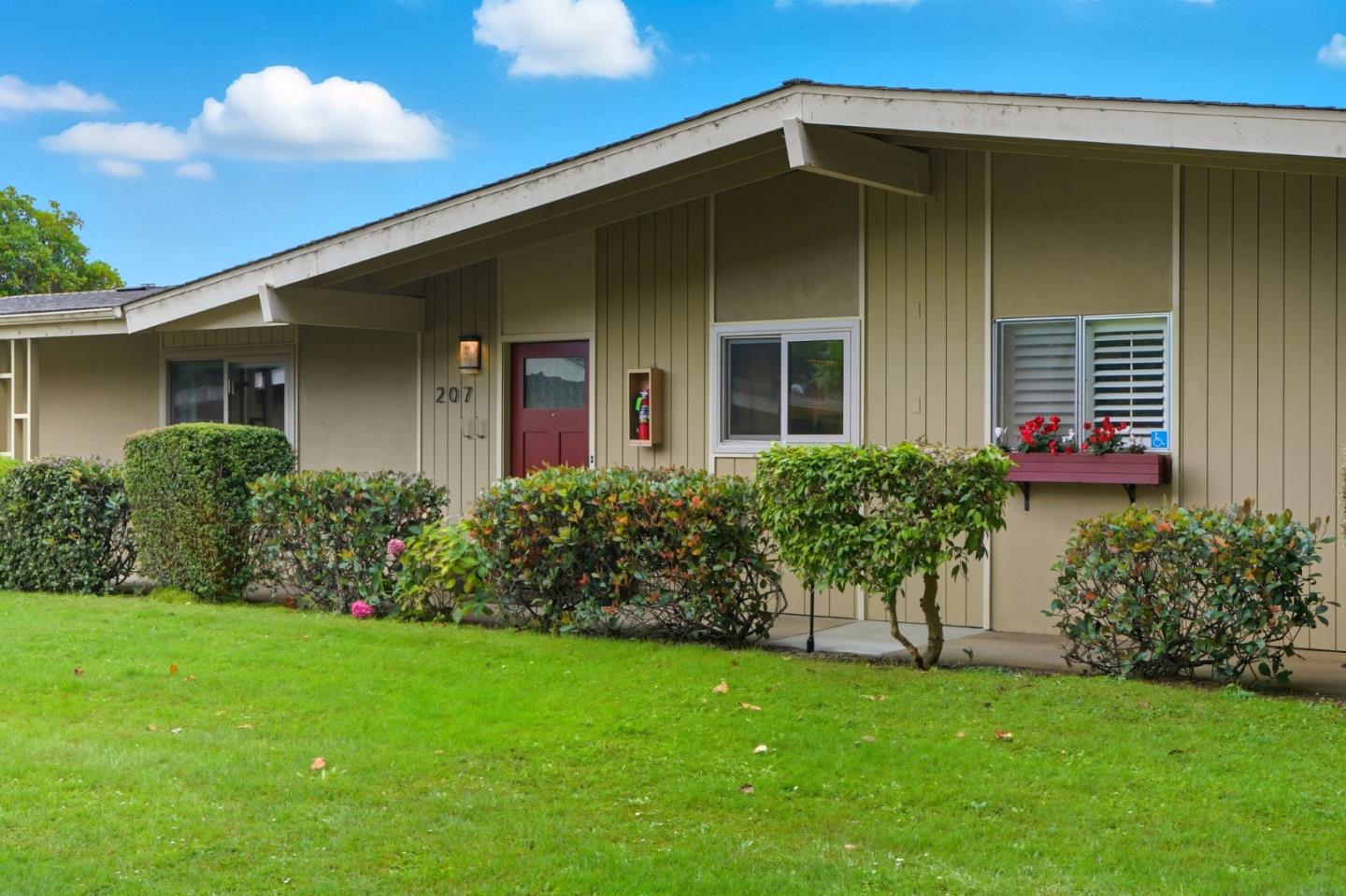 Detail Gallery Image 5 of 32 For 207 Hacienda Carmel, Carmel,  CA 93923 - 2 Beds | 2 Baths