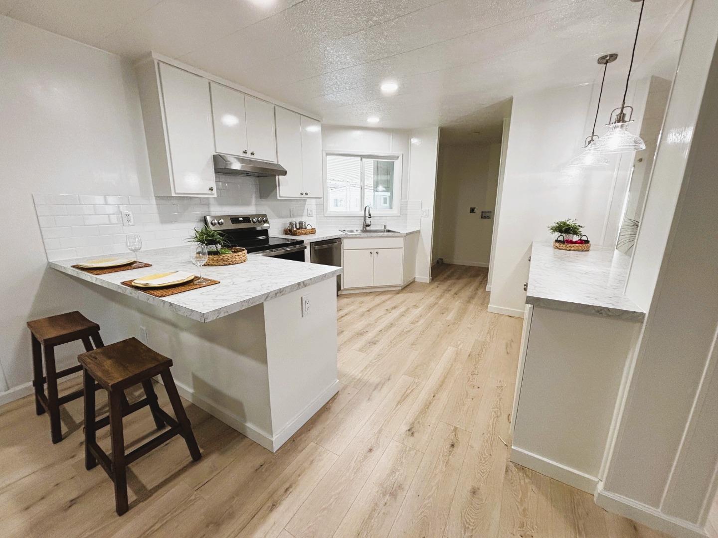 Detail Gallery Image 2 of 34 For 128 Chateau La Salle Dr #128,  San Jose,  CA 95111 - 3 Beds | 2 Baths