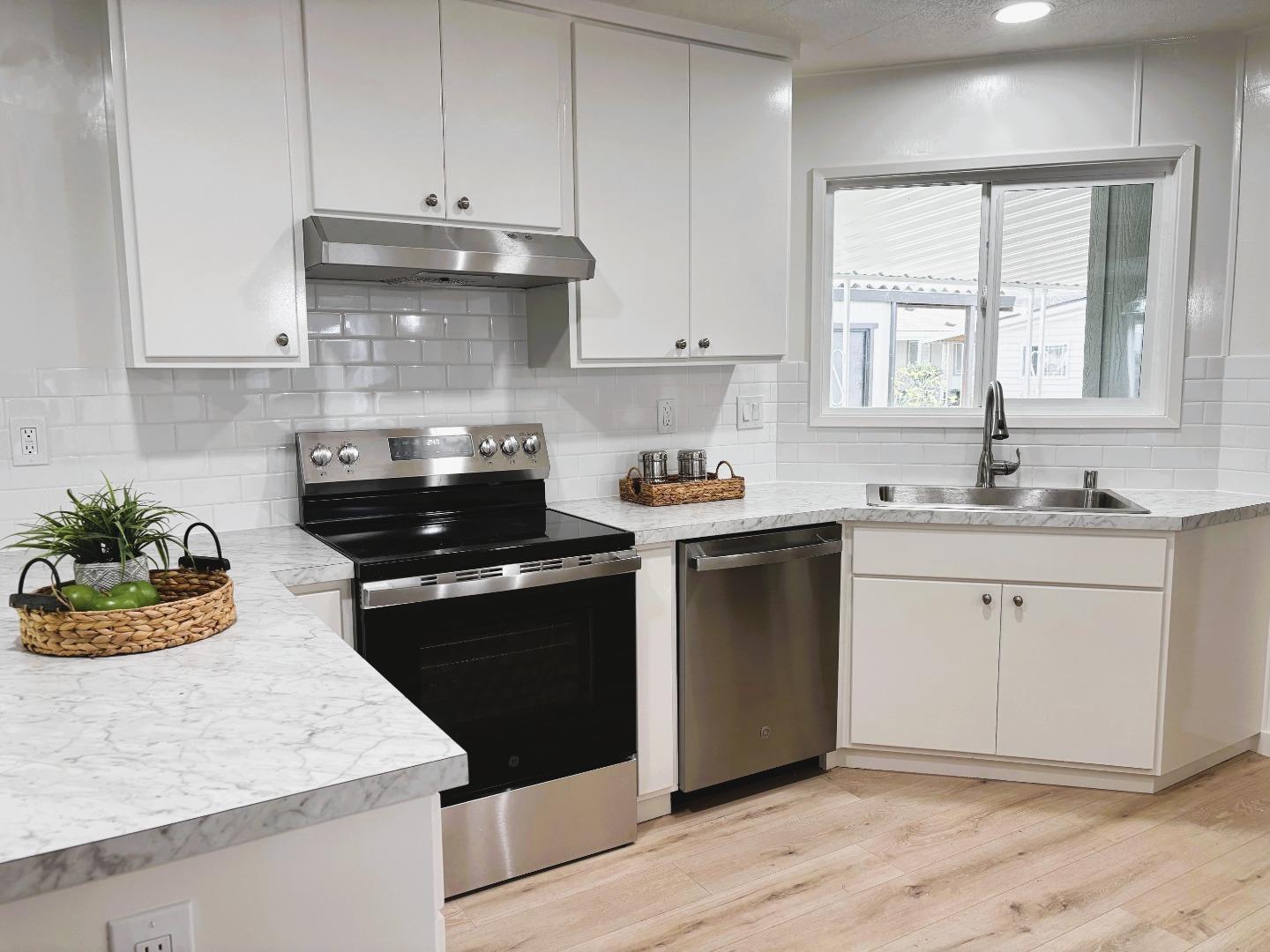 Detail Gallery Image 3 of 34 For 128 Chateau La Salle Dr #128,  San Jose,  CA 95111 - 3 Beds | 2 Baths