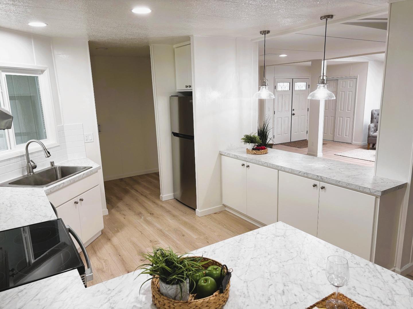 Detail Gallery Image 4 of 34 For 128 Chateau La Salle Dr #128,  San Jose,  CA 95111 - 3 Beds | 2 Baths