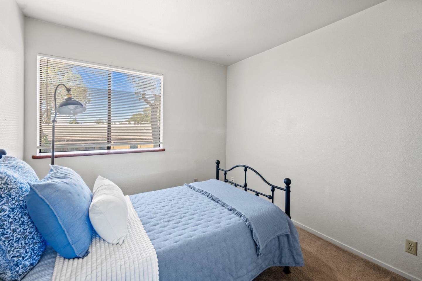 Detail Gallery Image 10 of 12 For 461 Dela Vina Ave #209,  Monterey,  CA 93940 - 2 Beds | 1 Baths