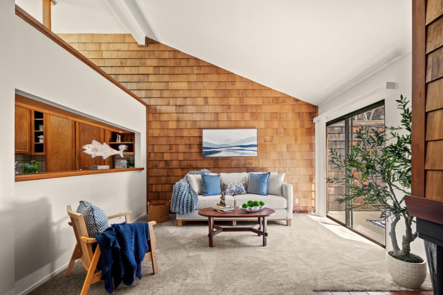 Detail Gallery Image 2 of 12 For 461 Dela Vina Ave #209,  Monterey,  CA 93940 - 2 Beds | 1 Baths