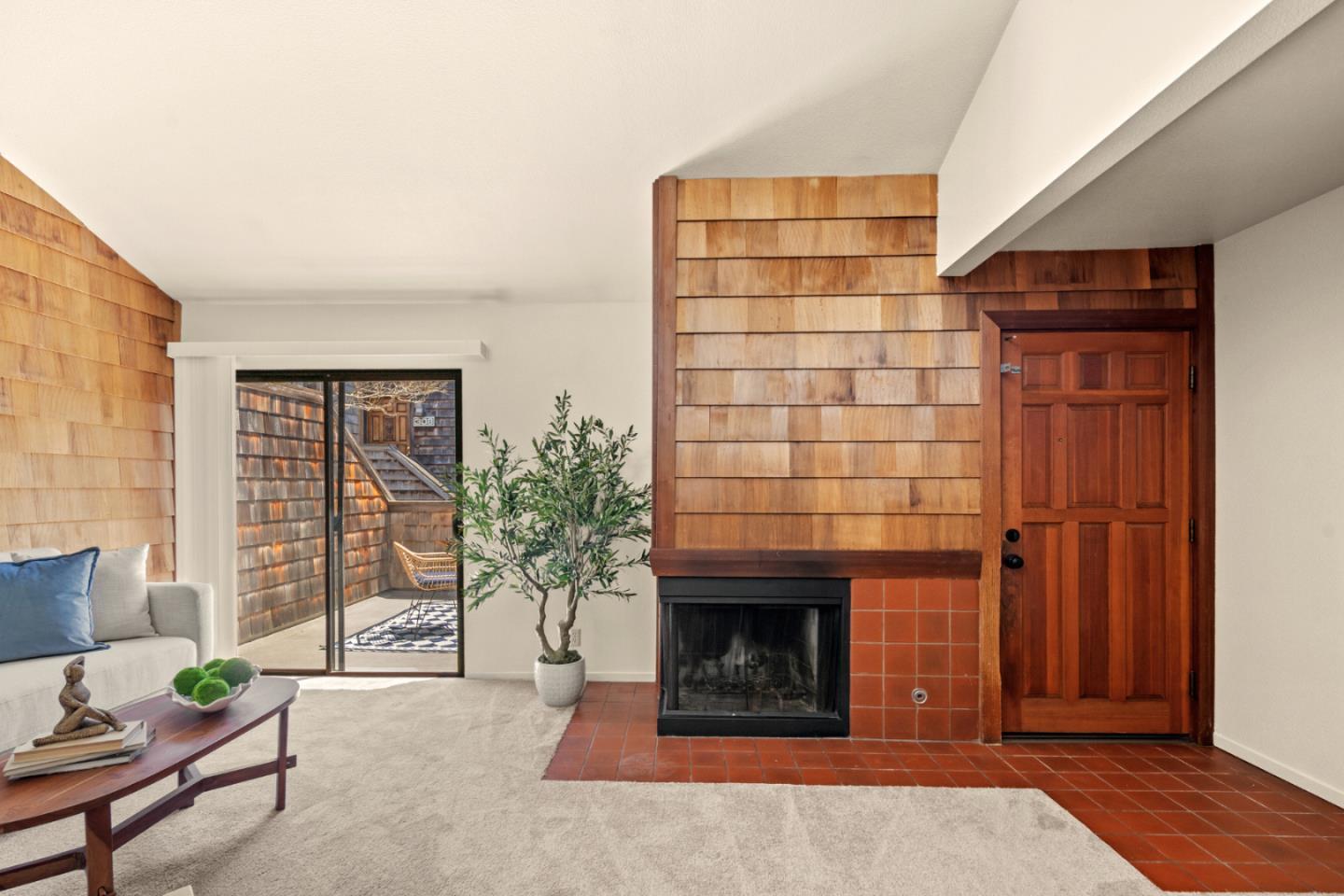 Detail Gallery Image 3 of 12 For 461 Dela Vina Ave #209,  Monterey,  CA 93940 - 2 Beds | 1 Baths