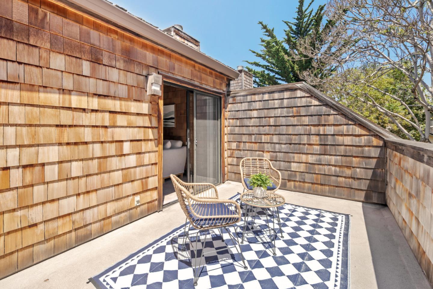 Detail Gallery Image 6 of 12 For 461 Dela Vina Ave #209,  Monterey,  CA 93940 - 2 Beds | 1 Baths