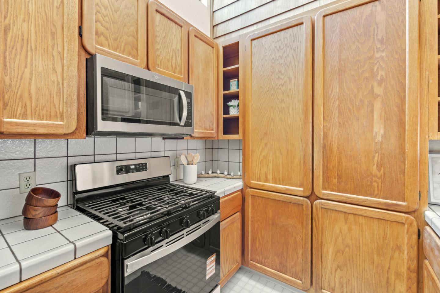 Detail Gallery Image 8 of 12 For 461 Dela Vina Ave #209,  Monterey,  CA 93940 - 2 Beds | 1 Baths